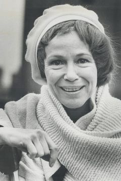 Frances Hyland interpreta Mrs. Grey