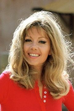 Ingrid Pitt interpreta Extra (uncredited)