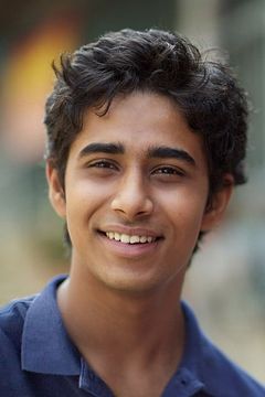 Suraj Sharma interpreta Rakesh Singh