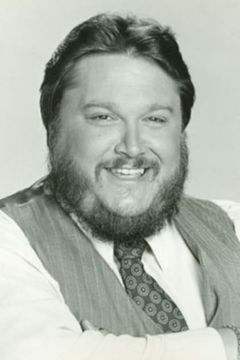 Dennis Burkley interpreta Benny