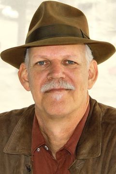 Turk Pipkin interpreta Skip Baldwin