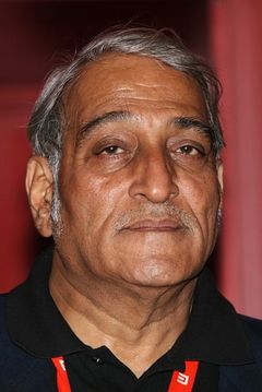 Mohan Agashe interpreta Tyeb Mohammed's Friend