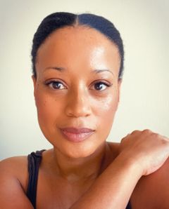 Renate Stuurman interpreta Dinah