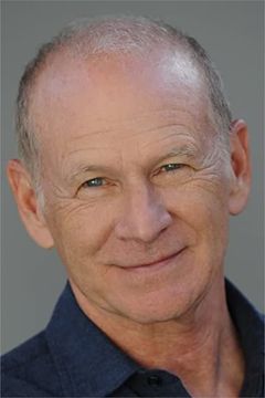 Michael Mantell interpreta Mr. Dale