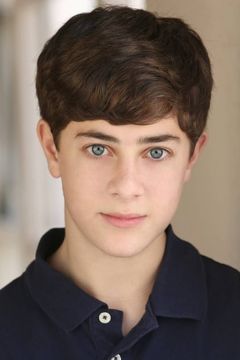 Jaren Lewison interpreta Kyle Peterson