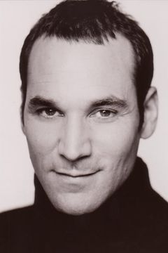 Alex Poch-Goldin interpreta Mark