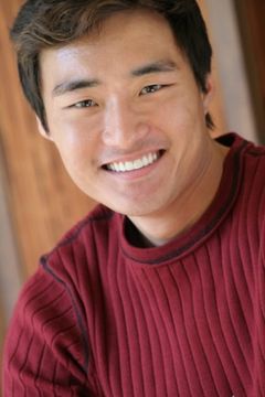 Steve Chang interpreta Grommet