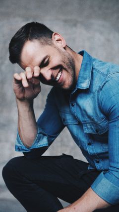 Cole Vigue interpreta Davis Mettle