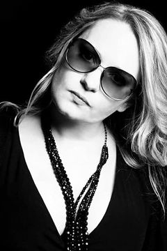 Anne Lise Schaich interpreta Driver (uncredited)