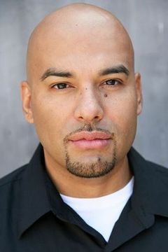 Luis Moncada interpreta Brujo's Sicario