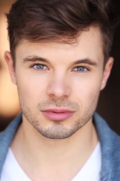 James Nitti interpreta Prince Edward
