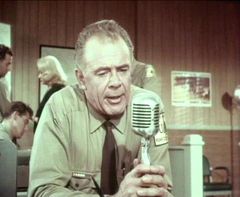 John Damler interpreta Police Lieutenant (uncredited)