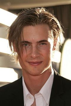 Erik von Detten interpreta Josh Bryant