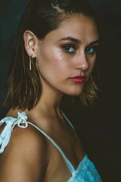 Caity Brewer interpreta Becca