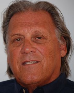 Gene Hartline interpreta Man in Bar