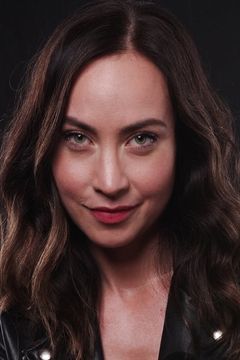 Courtney Ford interpreta Nora Darhk