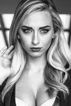 Lyndsi LaRose interpreta Amity Teacher
