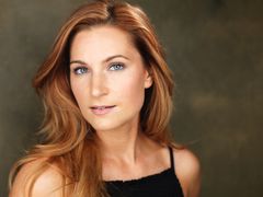 Chelsea Banglesdorf interpreta Colleen the Hostess