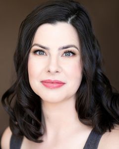 Lauren Mae Shafer interpreta Hostess (uncredited)