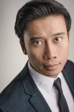 Christopher Khai interpreta Intern Ian