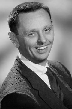 Knox Manning interpreta Radio Announcer (voice) (uncredited)