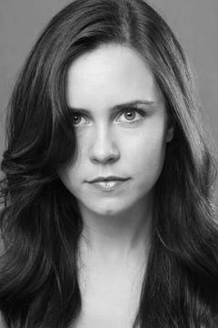 Saskia Burmeister interpreta Nikki'Nav' Caetano