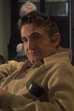 Val Bisoglio interpreta Frank Manero Sr.
