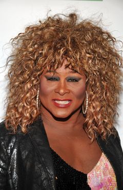 Larry Edwards interpreta Patti LaBelle Impersonator / Tina Turner Impersonator #2