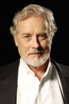 Michael Goodwin interpreta Chilton A. Elliot