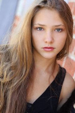 Bailey Spry interpreta Annie
