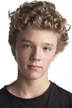 Sam Winspear-Schillings interpreta Max Merriman