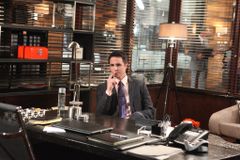 Rob Boltin interpreta Credit Manager