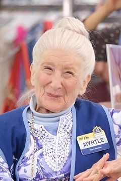 Linda Porter interpreta Old Lady