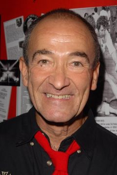 Barry Dennen interpreta Stage Manager
