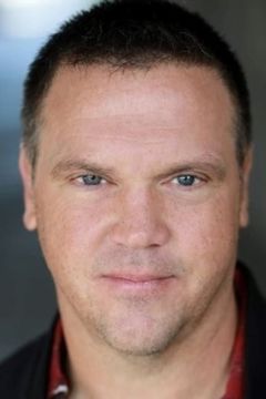 Tim Trobec interpreta Additional Adult Performer