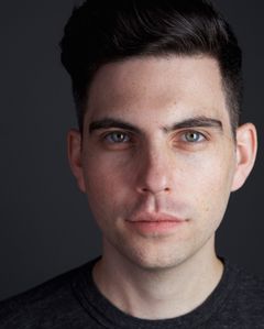 Nick Lehane interpreta Nash