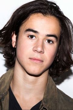 Keean Johnson interpreta Junior