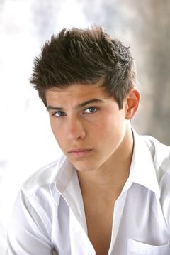 Luke Bilyk interpreta Liam