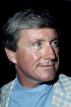 Merv Griffin interpreta Self (archive footage)