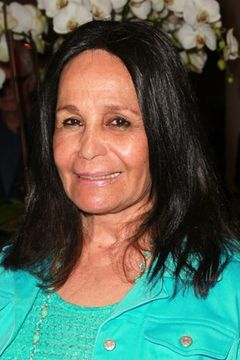 Stella Garcia interpreta Helen Sanchez