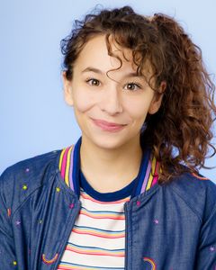 Sabrina Schloss interpreta