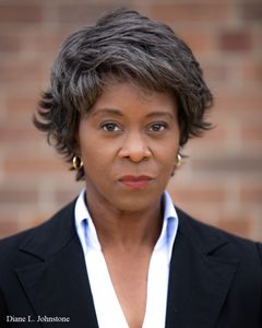 Diane Johnstone interpreta Female Officer