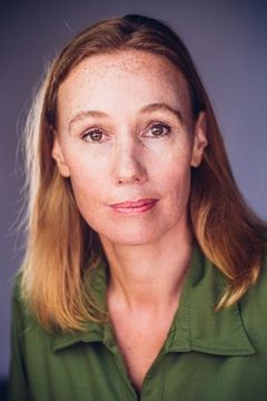 Tessa Mitchell interpreta Sarah