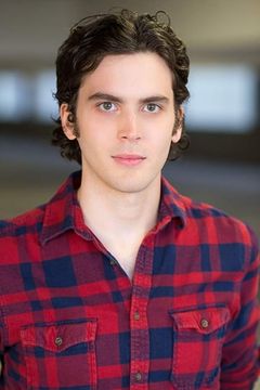 Aaron Arnold interpreta Frank
