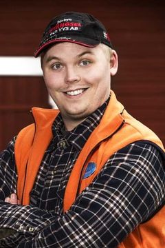 Alfred Svensson interpreta Gas station attendant