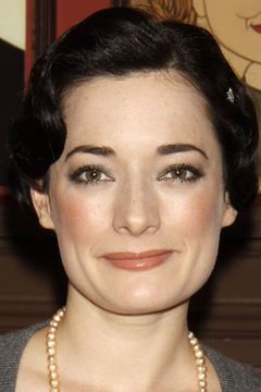 Laura Michelle Kelly interpreta Lucy Barker