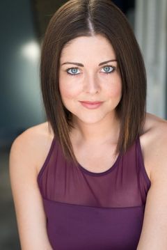 Erin Cline interpreta Housewife 1