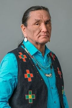 Duane Howard interpreta Elk Dog