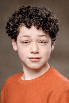 Julian Lerner interpreta Rico (Tony’s Friend)