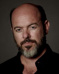 Francis McMahon interpreta Dirk